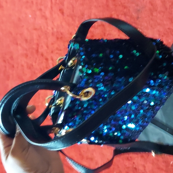 BNWOT Sequin Fashion Clutch looks blue and green when the sequins are in the sun - Picture 10 of 14